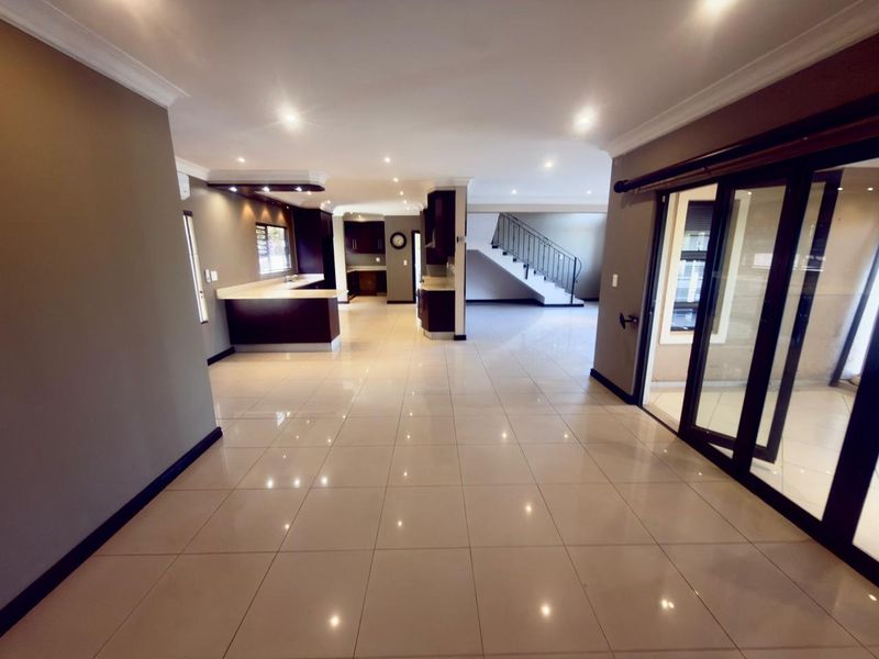 Spacious 4-Bedroom Freestanding Townhouse in La Lucia - Photo 5