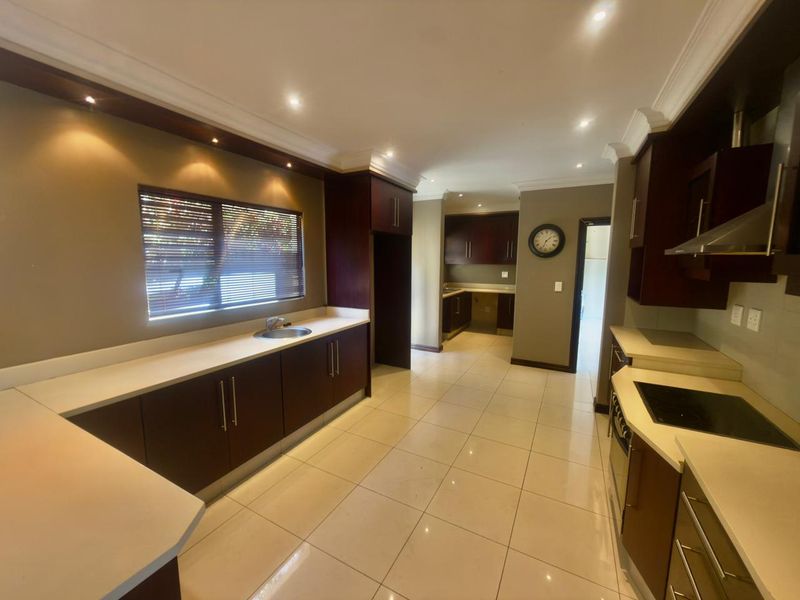 Spacious 4-Bedroom Freestanding Townhouse in La Lucia - Photo 3