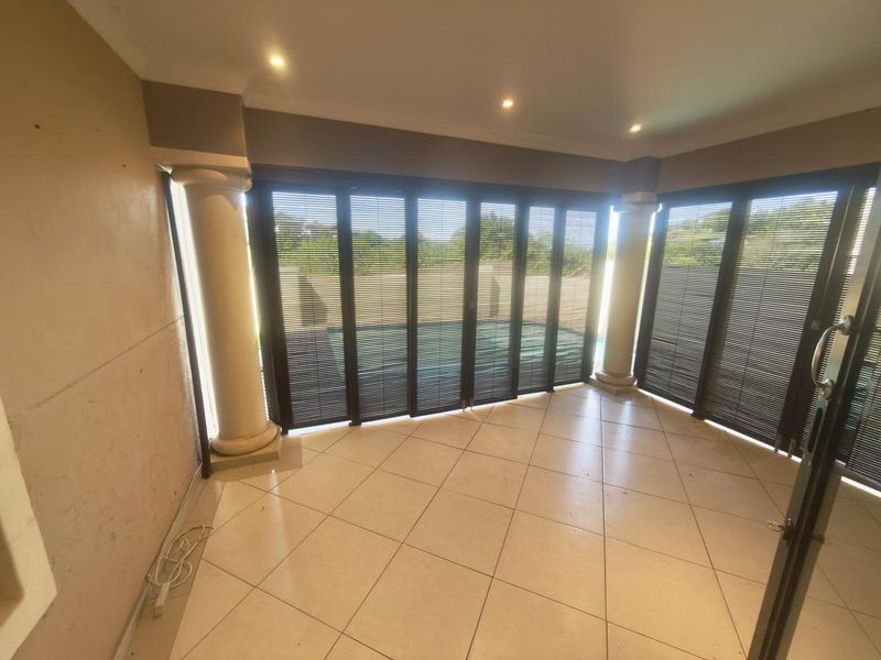 Spacious 4-Bedroom Freestanding Townhouse in La Lucia - Photo 8