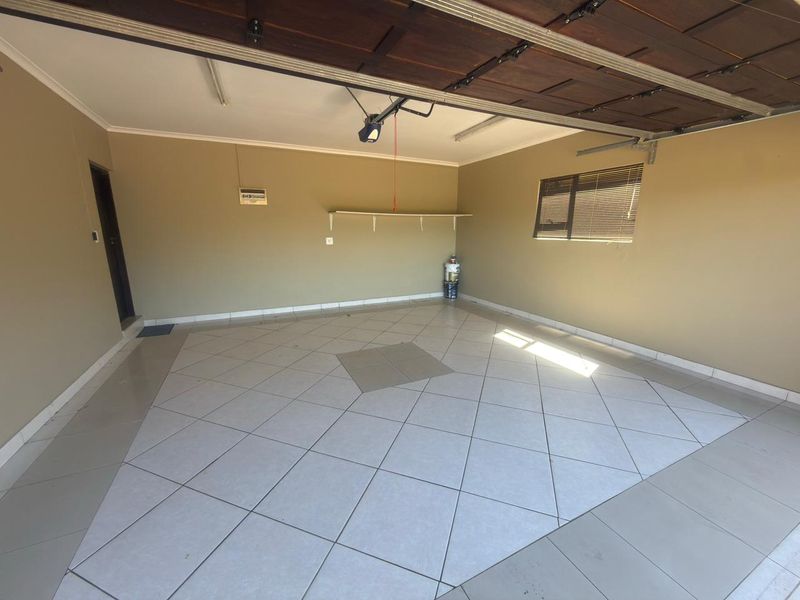 Spacious 4-Bedroom Freestanding Townhouse in La Lucia - Photo 7