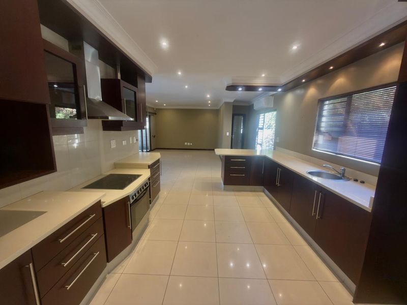 Spacious 4-Bedroom Freestanding Townhouse in La Lucia - Photo 4