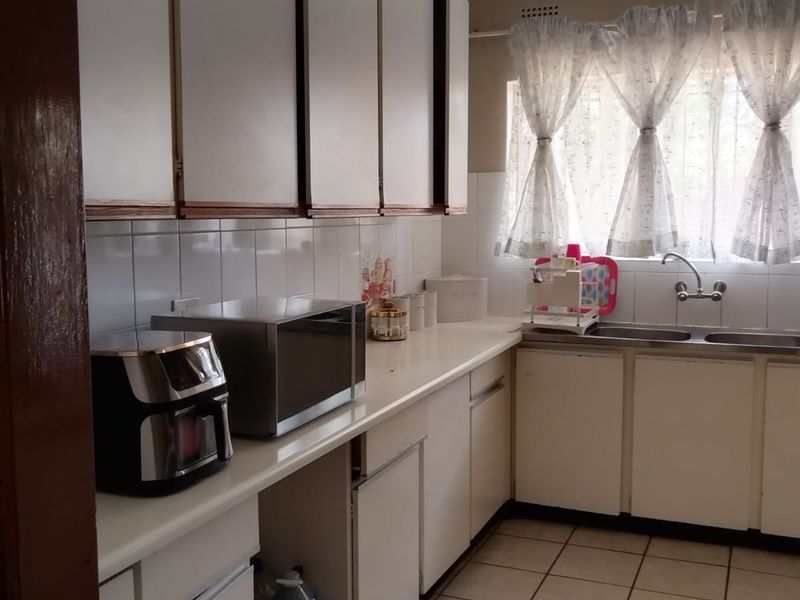 3 Bedroom House to Rent @ Birch Acres - Photo 10