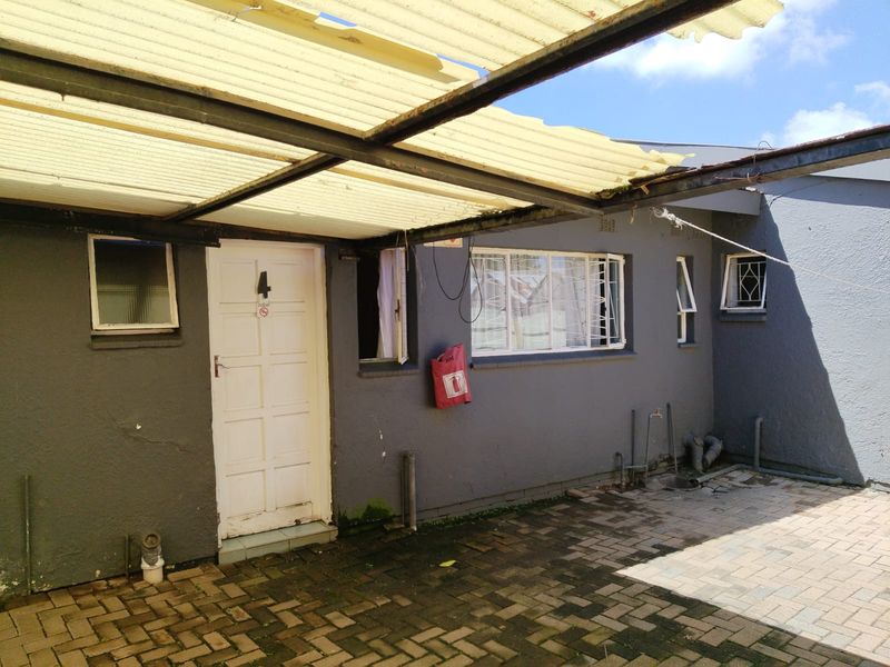 Guest House/Bed & Breakfast with Liquor License and Small Restaurant/Takeaway in Kempton Park West - Photo 6