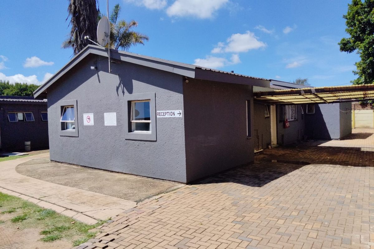 Guest House/Bed & Breakfast with Liquor License and Small Restaurant/Takeaway in Kempton Park West - Photo 3