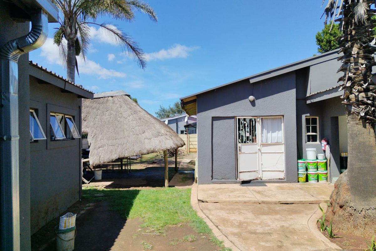 Guest House/Bed & Breakfast with Liquor License and Small Restaurant/Takeaway in Kempton Park West - Photo 4