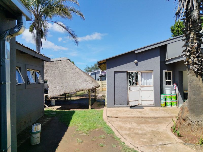 Guest House/Bed & Breakfast with Liquor License and Small Restaurant/Takeaway in Kempton Park West - Photo 4
