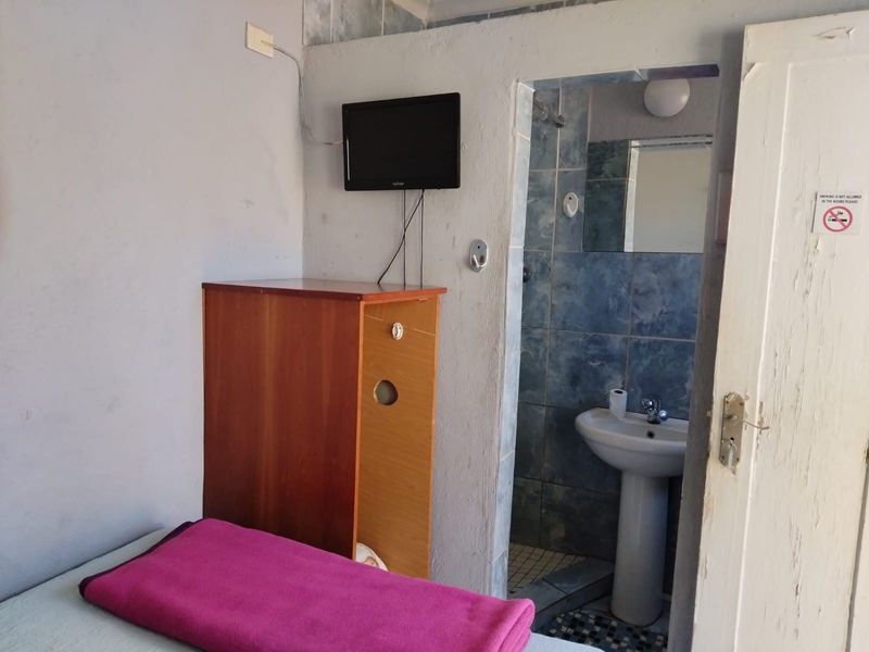 Guest House/Bed & Breakfast with Liquor License and Small Restaurant/Takeaway in Kempton Park West - Photo 9