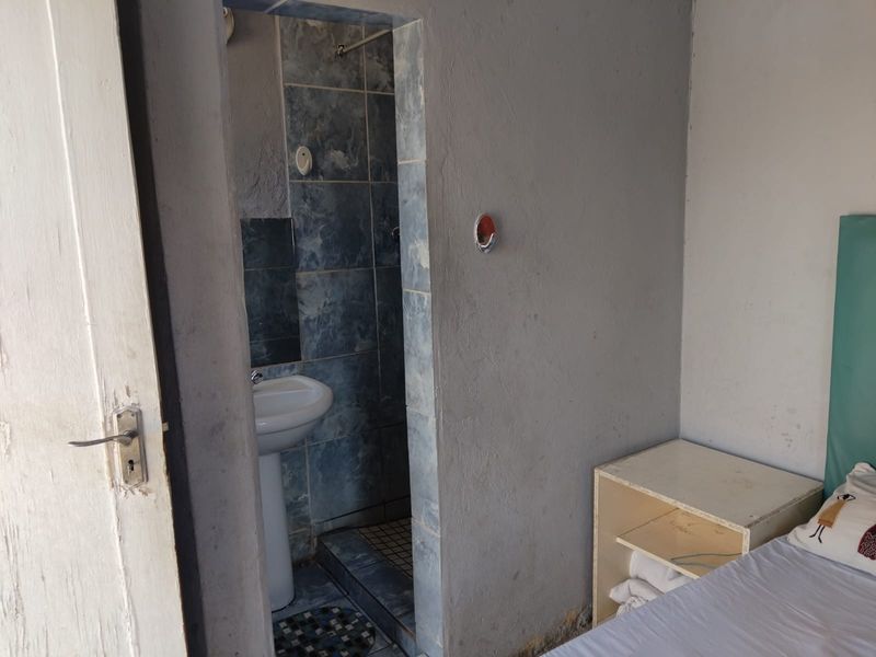 Guest House/Bed & Breakfast with Liquor License and Small Restaurant/Takeaway in Kempton Park West - Photo 10