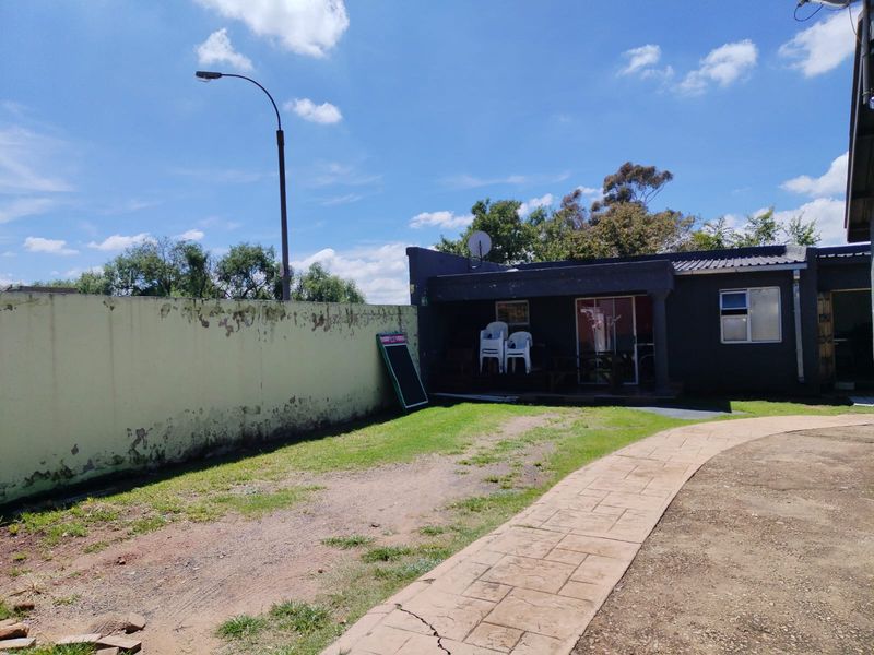 Guest House/Bed & Breakfast with Liquor License and Small Restaurant/Takeaway in Kempton Park West - Photo 7
