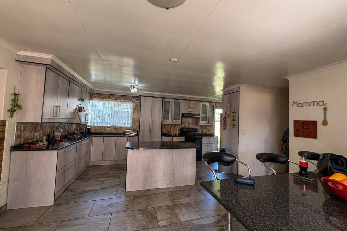 Stunning four bedroom home for sale in Brakpan North - Photo 5