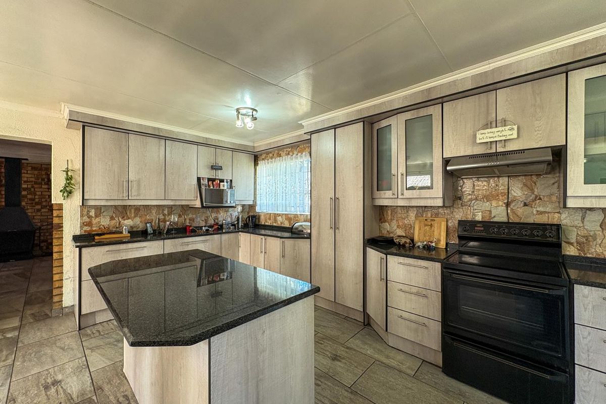 Stunning four bedroom home for sale in Brakpan North - Photo 2