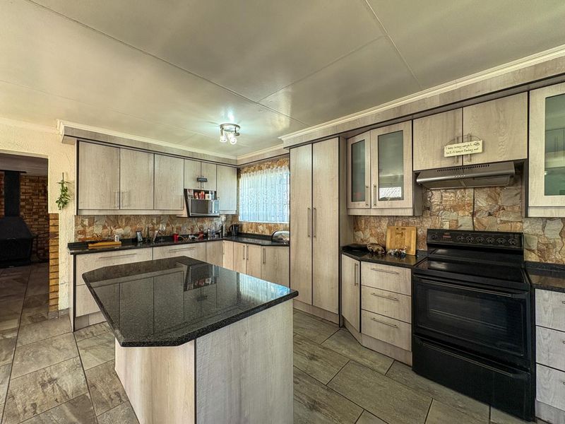 Stunning four bedroom home for sale in Brakpan North - Photo 2