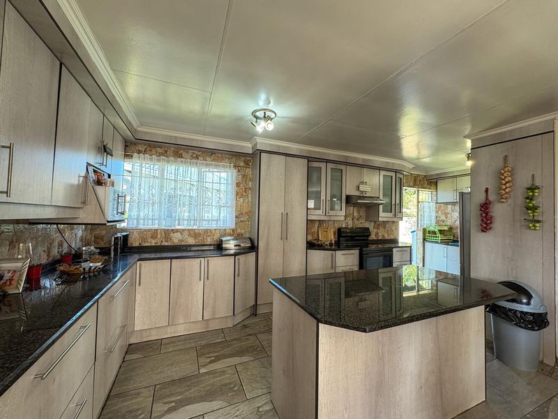 Stunning four bedroom home for sale in Brakpan North - Photo 3