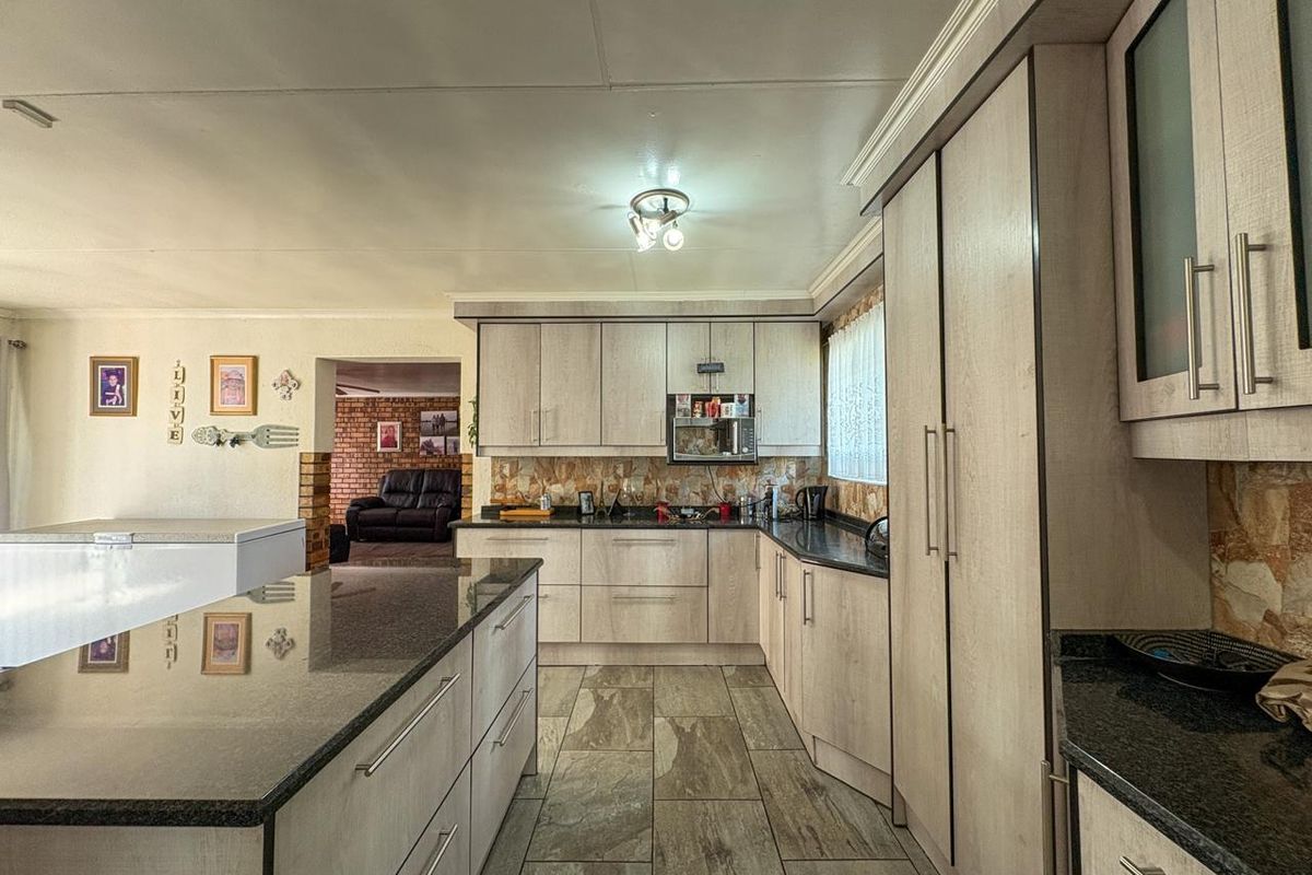 Stunning four bedroom home for sale in Brakpan North - Photo 4