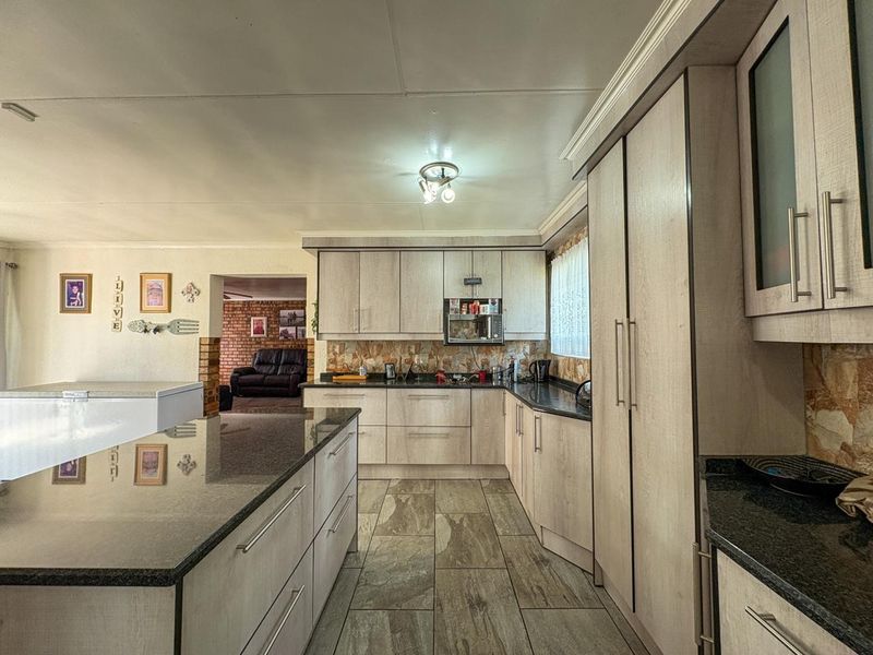 Stunning four bedroom home for sale in Brakpan North - Photo 4