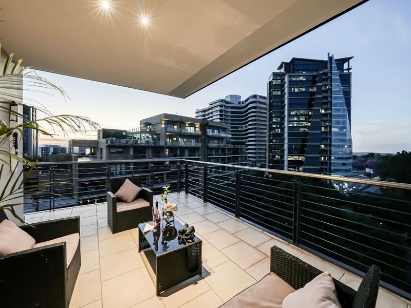 Luxury Fully Furnished 2-Bedroom Apartment – Sandton Emperor (7th Floor) Size: 162 sqm - Photo 2