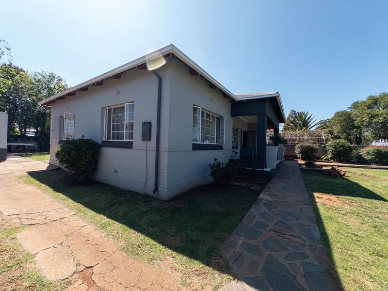 Newly renovated home in Brenthurst - Photo 3