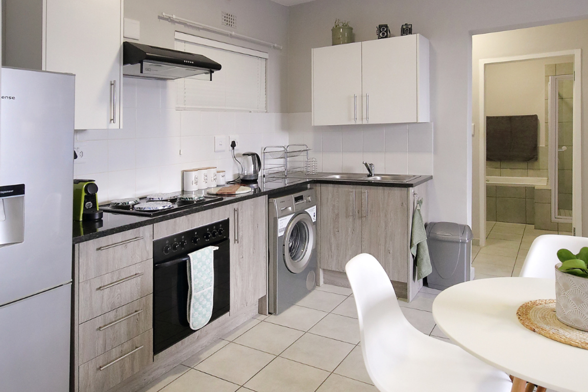 Charming Two-Bedroom Apartment – In A Secure Complex - Photo 5