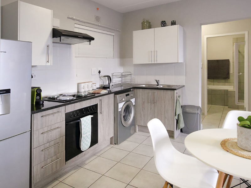 Charming Two-Bedroom Apartment – In A Secure Complex - Photo 5