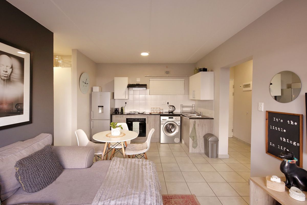 Charming Two-Bedroom Apartment – In A Secure Complex - Photo 2