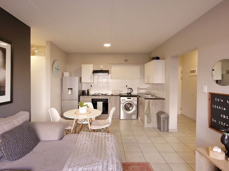 Charming Two-Bedroom Apartment – In A Secure Complex - Photo 2