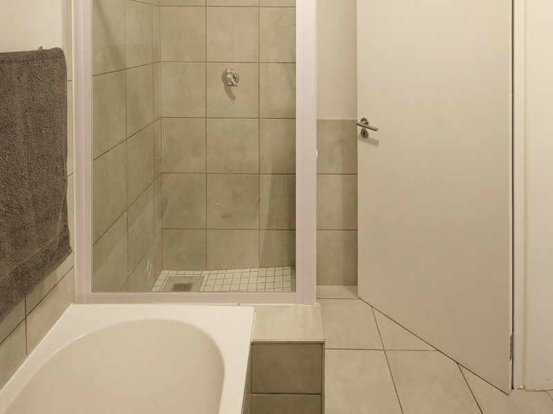 Charming Two-Bedroom Apartment – In A Secure Complex - Photo 9