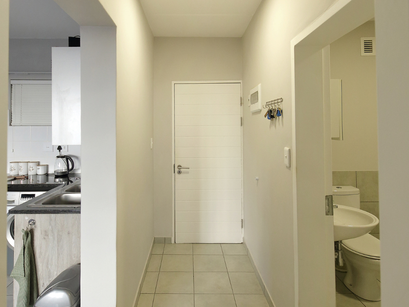 Charming Two-Bedroom Apartment – In A Secure Complex - Photo 7