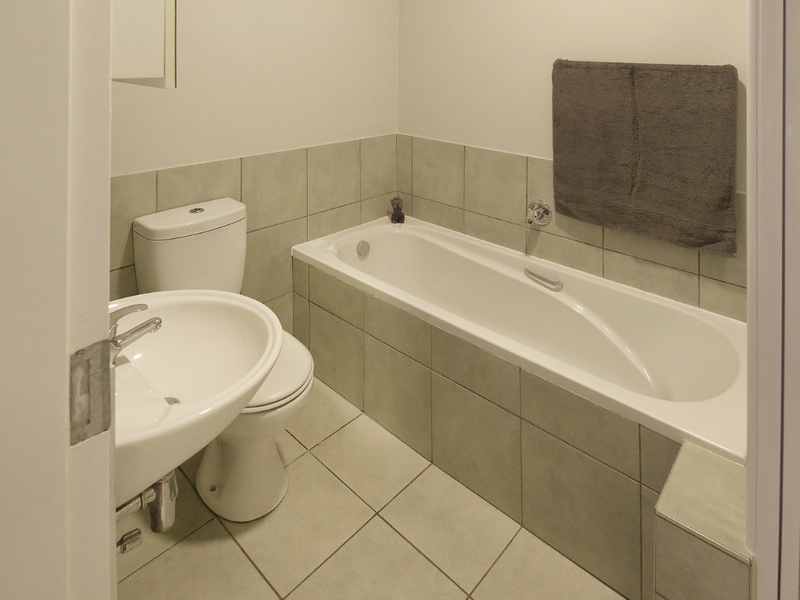 Charming Two-Bedroom Apartment – In A Secure Complex - Photo 8