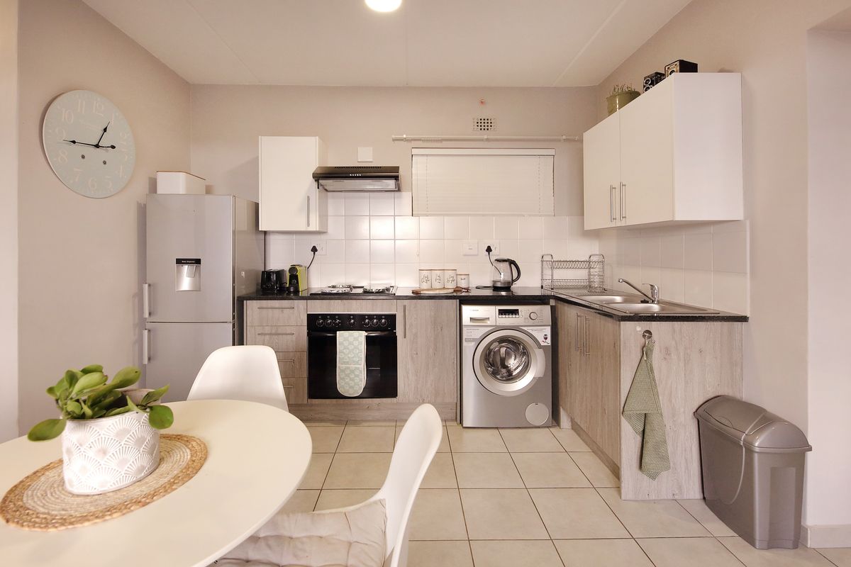 Charming Two-Bedroom Apartment – In A Secure Complex - Photo 4