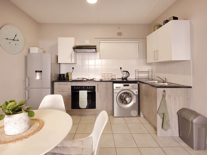 Charming Two-Bedroom Apartment – In A Secure Complex - Photo 4