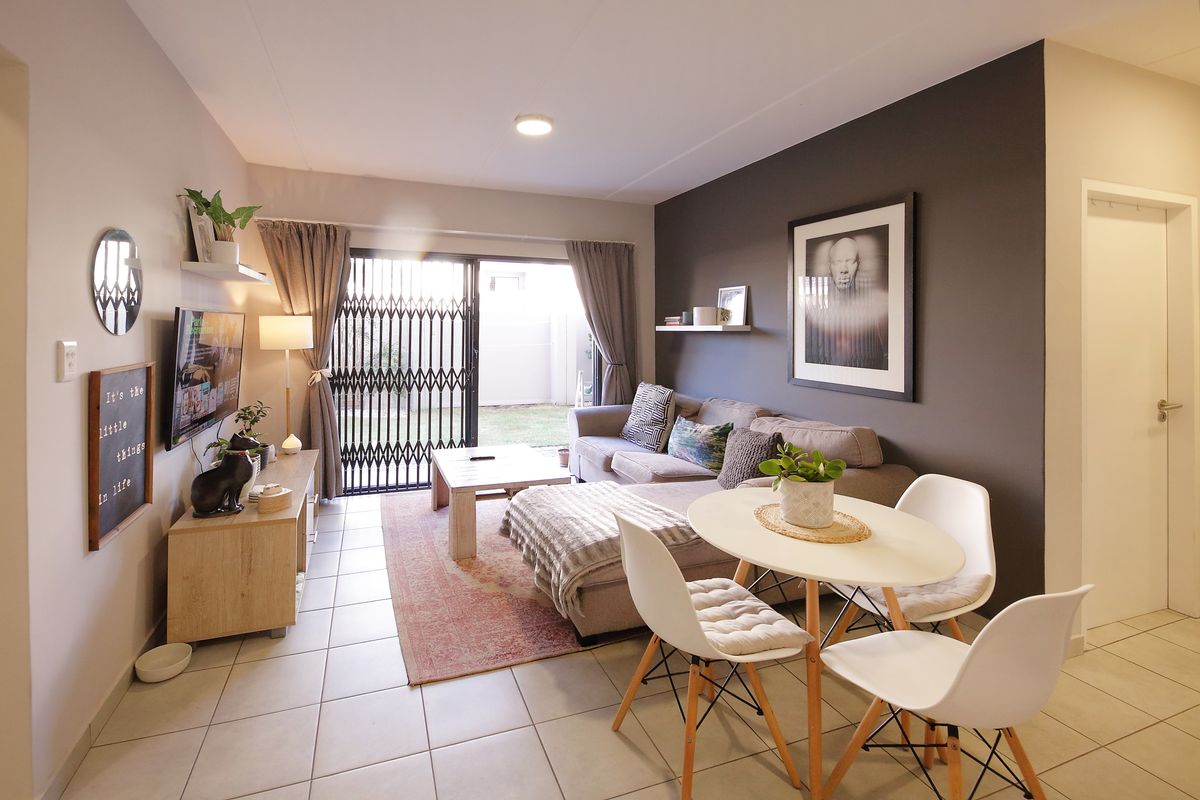 Charming Two-Bedroom Apartment – In A Secure Complex - Photo 3