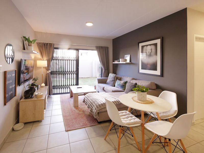 Charming Two-Bedroom Apartment – In A Secure Complex - Photo 3