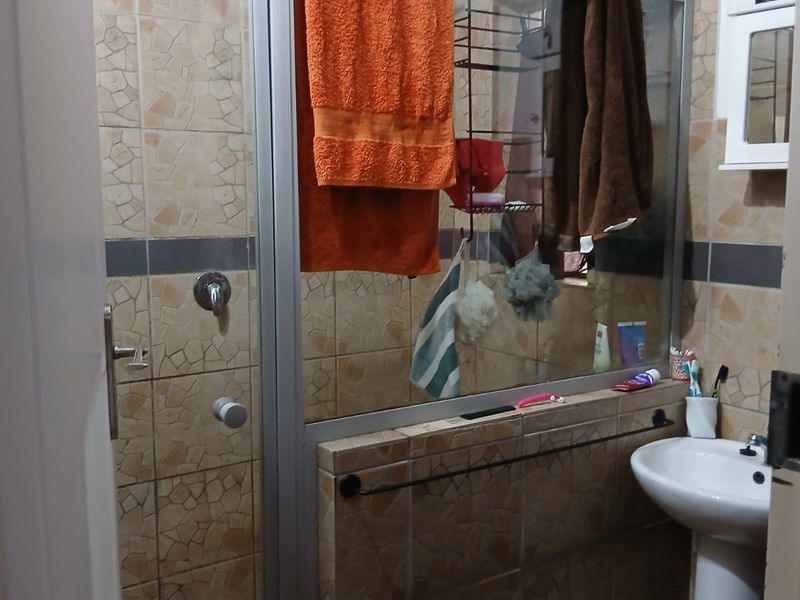 Beautiful Family Home for Sale in Schoemansville, Hartbeespoort. - Photo 4