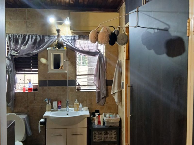 Beautiful Family Home for Sale in Schoemansville, Hartbeespoort. - Photo 10