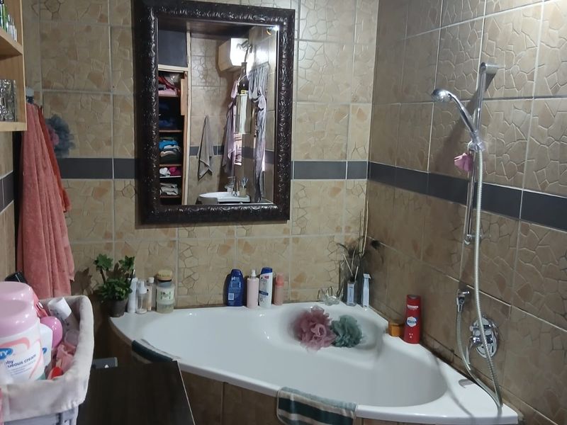 Beautiful Family Home for Sale in Schoemansville, Hartbeespoort. - Photo 9