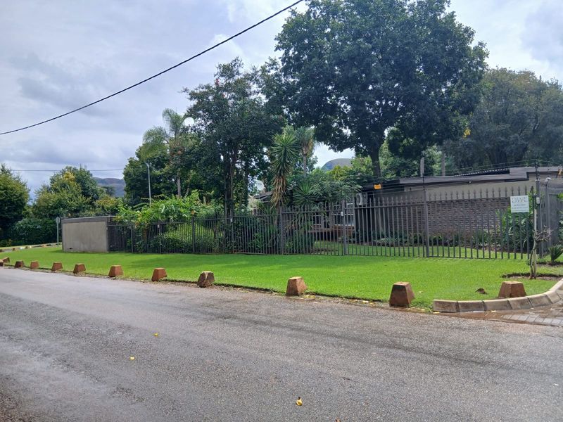 Beautiful Family Home for Sale in Schoemansville, Hartbeespoort. - Photo 2