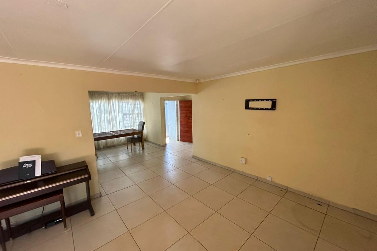 3 Bedroom Warm Family Home with Big Living Area in Schoemansville - Photo 3