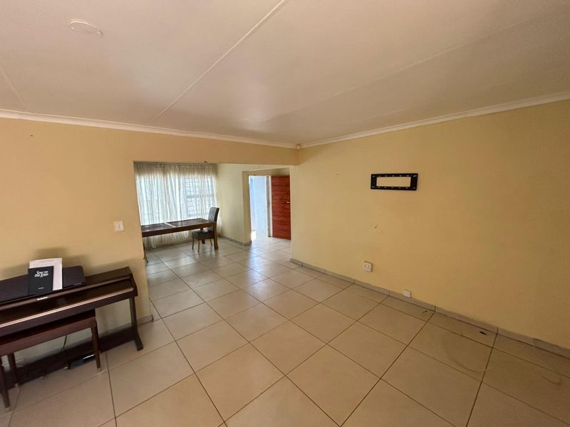 3 Bedroom Warm Family Home with Big Living Area in Schoemansville - Photo 3