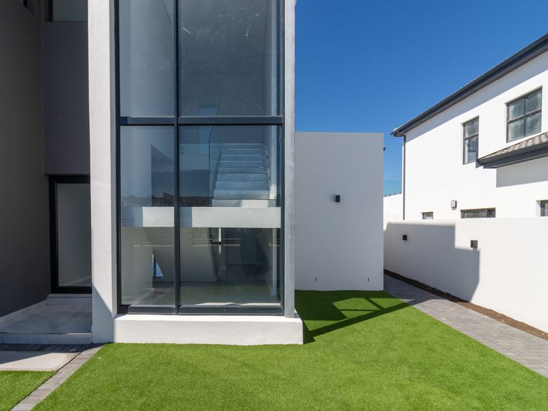 Stunning Newly Built 4-Bedroom Home in Sought-After Sandown – Luxury Living That Stands Out - Photo 9