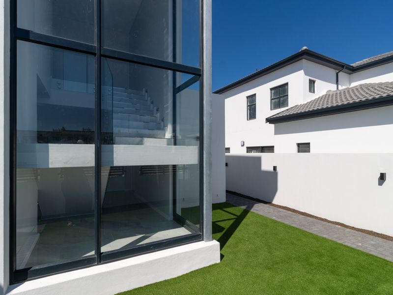Stunning Newly Built 4-Bedroom Home in Sought-After Sandown – Luxury Living That Stands Out - Photo 8