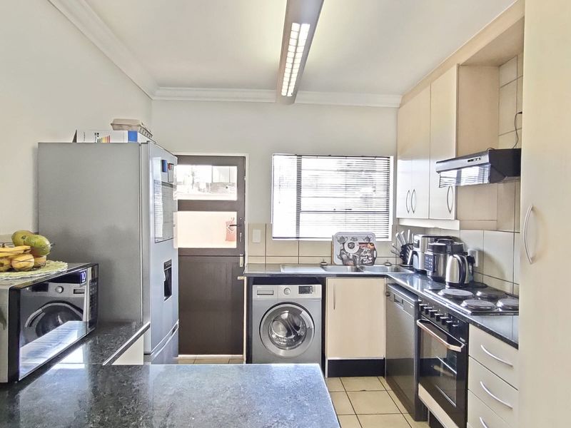 Exclusive Hillside Living – Charming Cluster in Secure Gated Community! - Photo 10