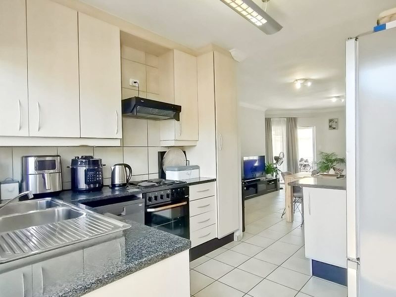 Exclusive Hillside Living – Charming Cluster in Secure Gated Community! - Photo 9