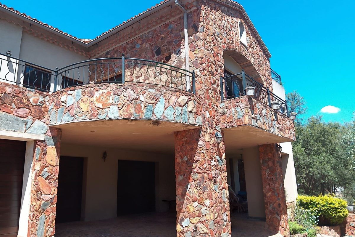 Elegant 3-Bedroom Full Title Home in Prestigious Estate – Secure Lifestyle Living at Its Best - Photo 2