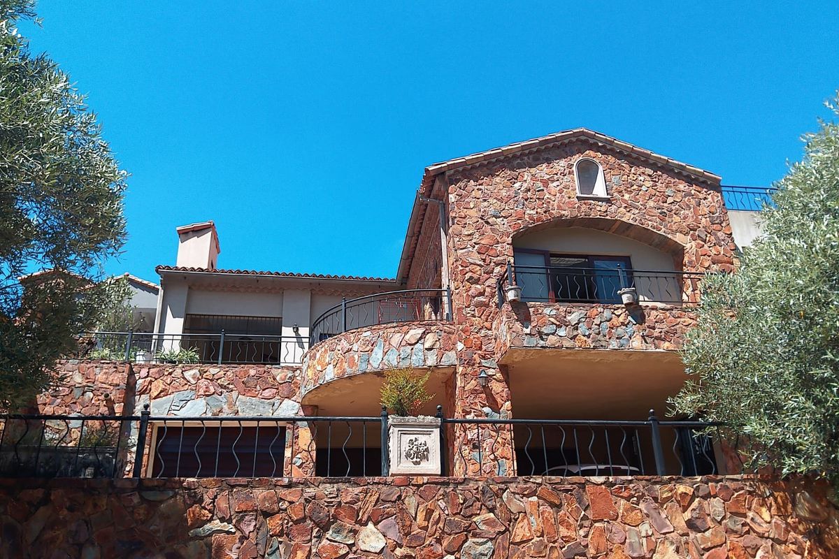 Elegant 3-Bedroom Full Title Home in Prestigious Estate – Secure Lifestyle Living at Its Best - Photo 3