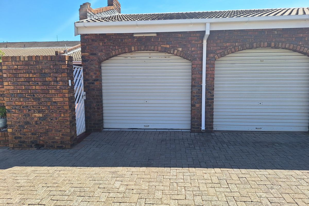 Luxury townhouse in a secure, sought-after complex. - Photo 2