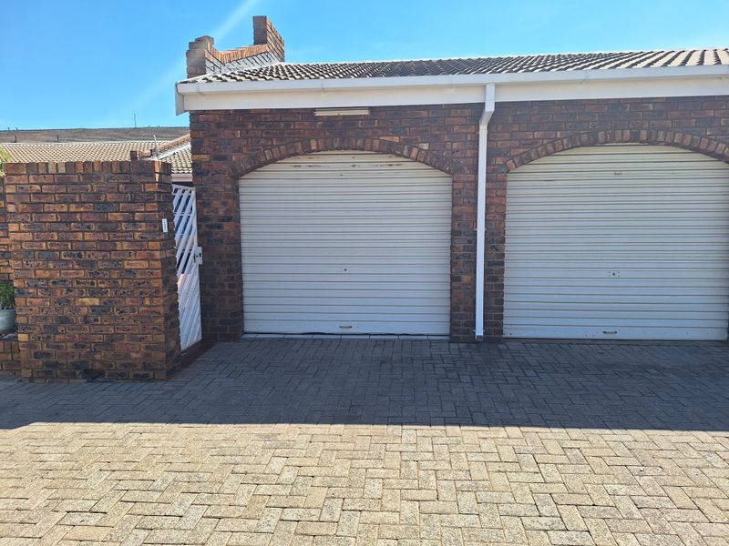 Luxury townhouse in a secure, sought-after complex. - Photo 2