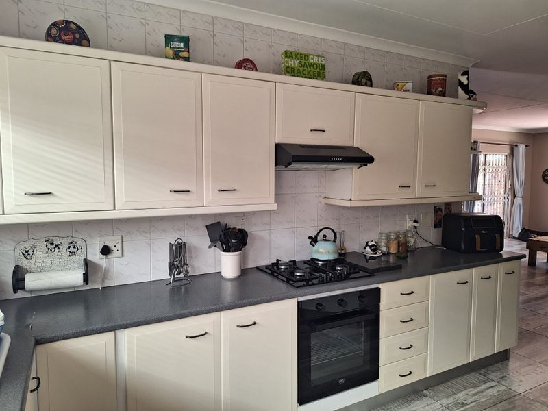 Luxury townhouse in a secure, sought-after complex. - Photo 9