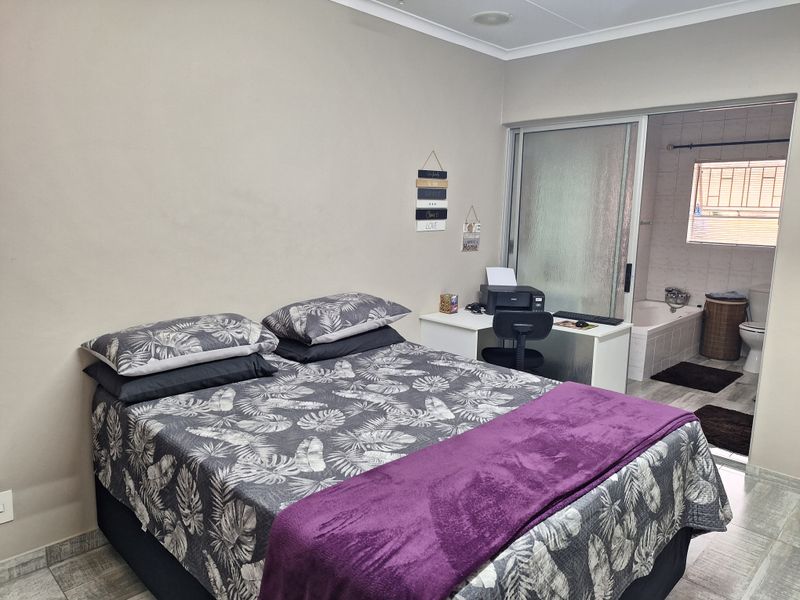 Luxury townhouse in a secure, sought-after complex. - Photo 10