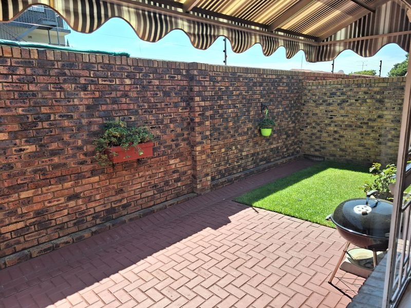 Luxury townhouse in a secure, sought-after complex. - Photo 7