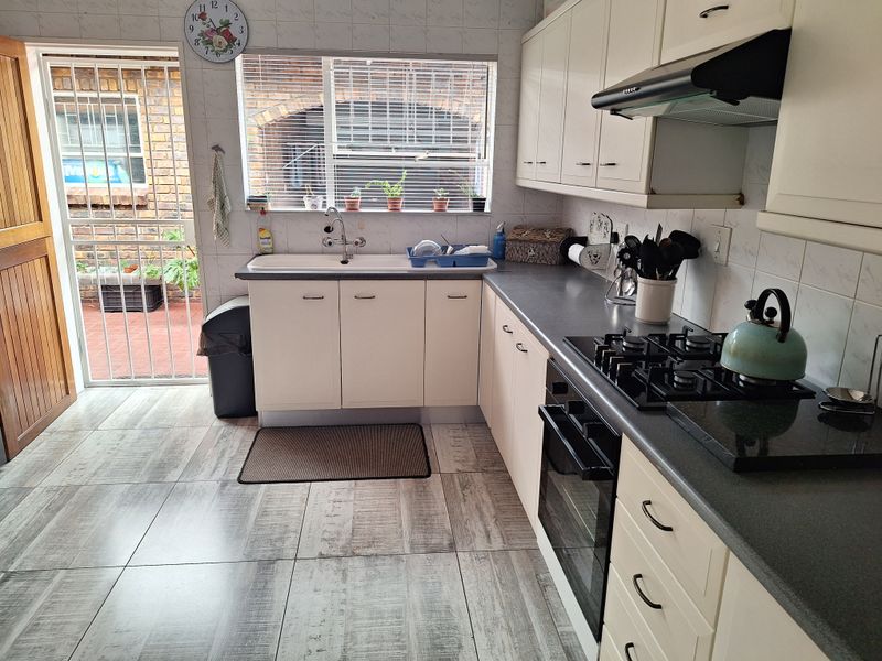 Luxury townhouse in a secure, sought-after complex. - Photo 8